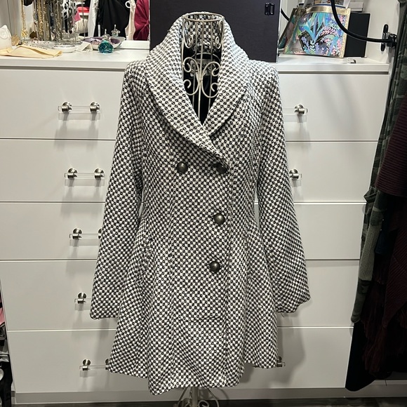 Jackets & Blazers - Bethany Mota black and white textured coat, size M